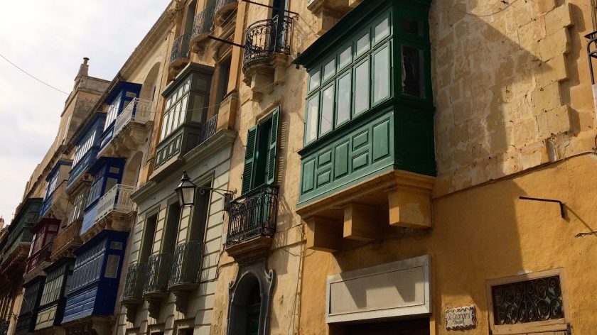 Valletta op Malta, kleurig geverfde houten balkons
