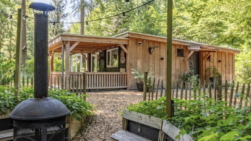 Boshuisje boslodge in Emst op de Veluwe met vuurzitkuil en veranda