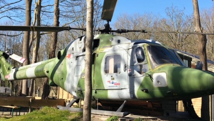 Bijzonder overnachten met kinderen in een helikopter, camping Land uit Zee