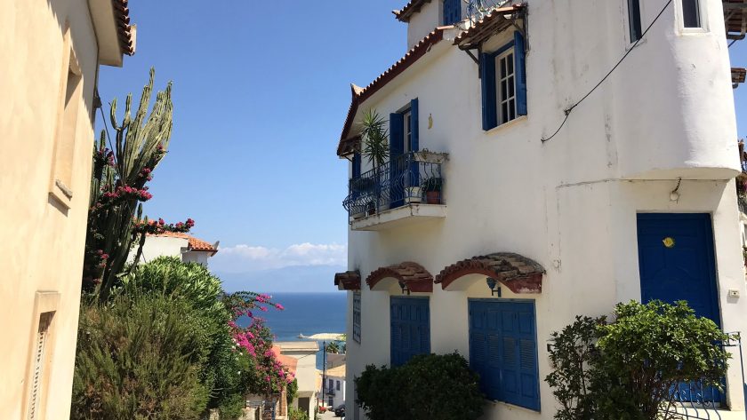 Koroni knusse straatjes en huizen met blauwe luiken