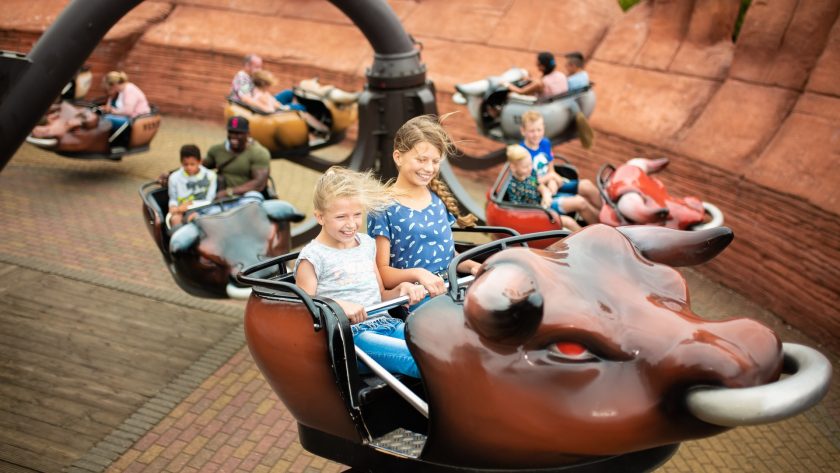 Attractiepark Slagharen, kinderen in een ronddraaiende attractie