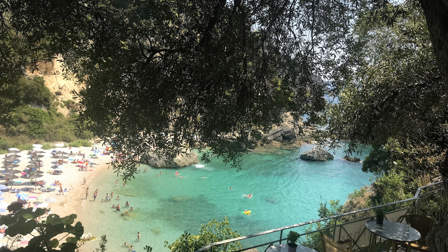 nazomeren in Griekenland - Bar Atrium, Parga, Epirus Griekenland