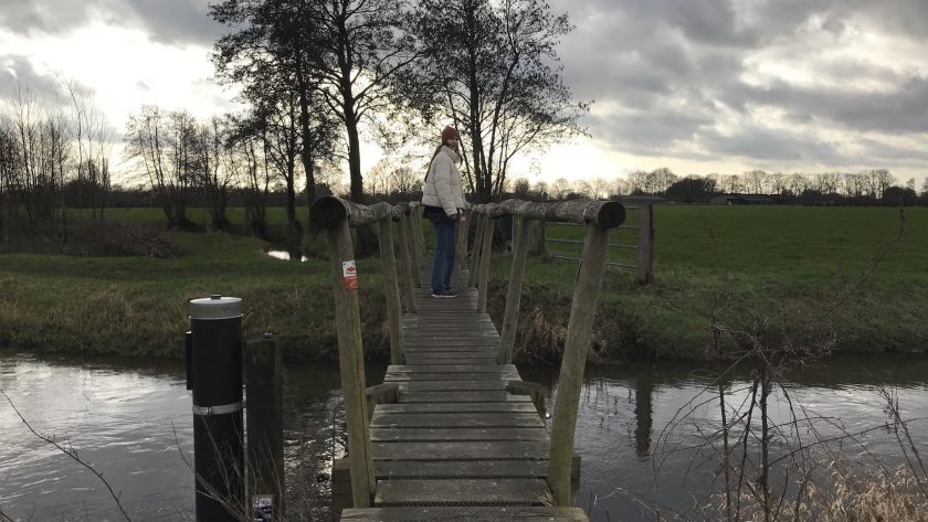 Wandelen over klompenpad het Stoutenburgerpad bruggetje Melody