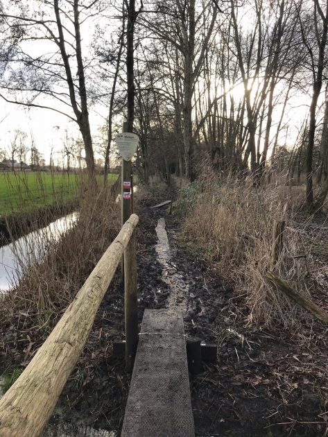 Wandelen over klompenpad het Stoutenburgerpad