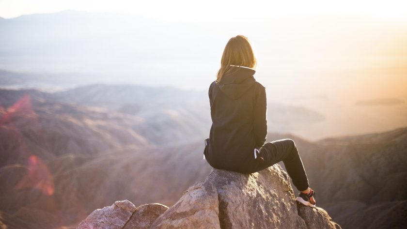 Wat als verwachtingen niet uitkomen? Vrouw bergtop