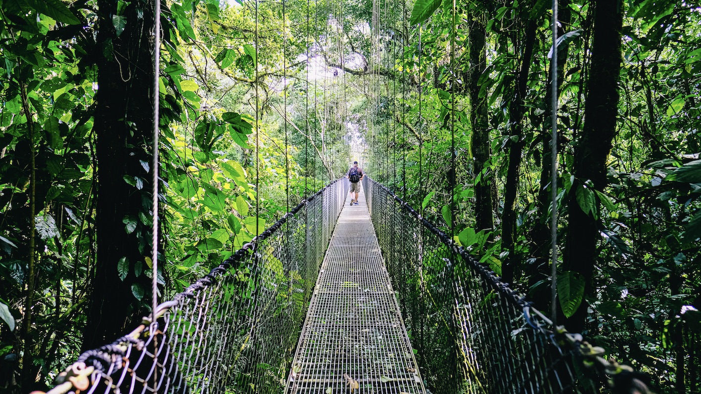 hangbrug in de jungle van Costa Rica duurzame reizen