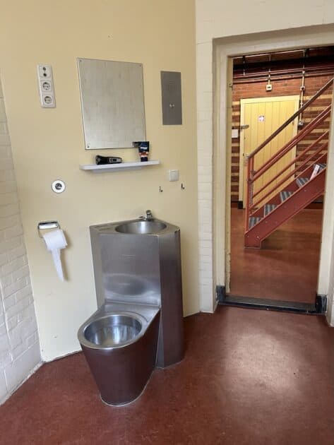 Nationaal gevangenismuseum Veenhuizen cellencomplex Rode Pannen cel toilet