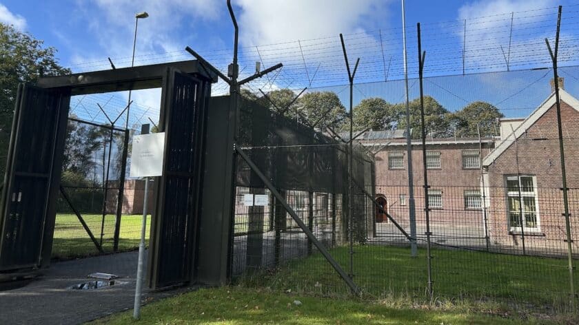 Nationaal gevangenismuseum Veenhuizen cellencomplex Rode Pannen entree met prikkeldraad