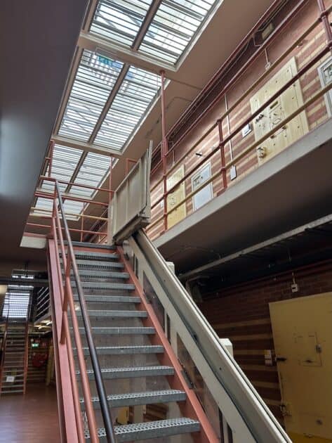 Nationaal gevangenismuseum Veenhuizen cellencomplex Rode Pannen trap 2