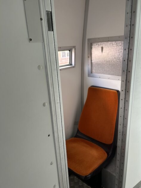 Nationaal gevangenismuseum Veenhuizen gevangenenvervoer bus hokje stoel