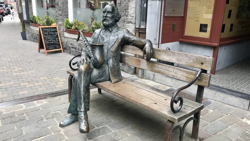 Beeld van Monsieur Sax op een bankje in Dinant, België