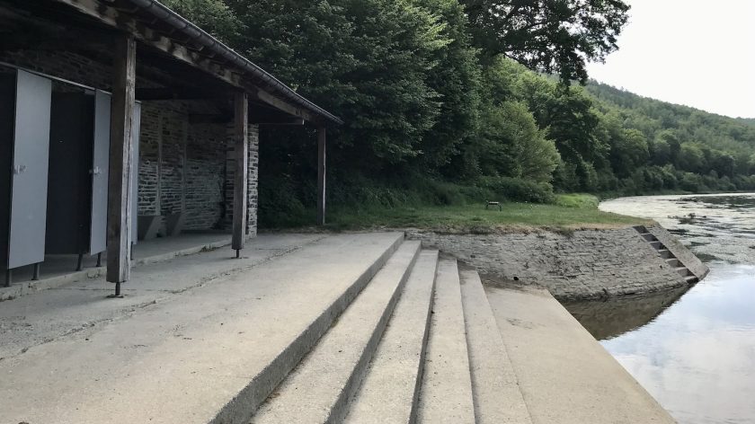 Semois kleedhokjes aan de oever