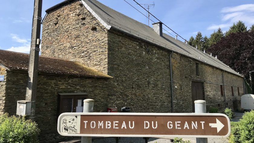 Bordje Tombeau du Géant in Botassart, Belgische Ardennen