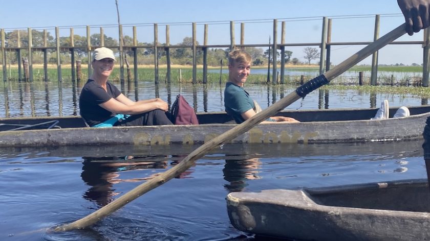 Varen in mokoro in Okavango Delta Botswana - Irene en Boy