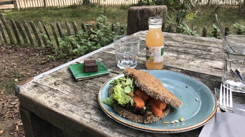 Restaurant buiten in de kuil lunch en een drankje