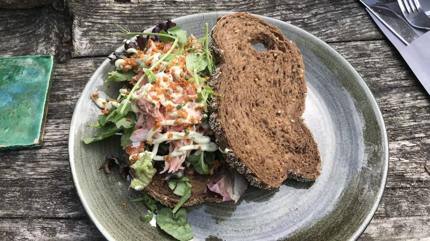 Restaurant buiten in de kuil lunch sandwich zalm