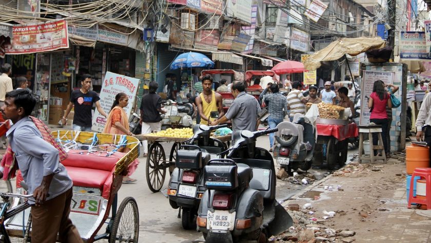New Delhi het chaotische verkeer op straat