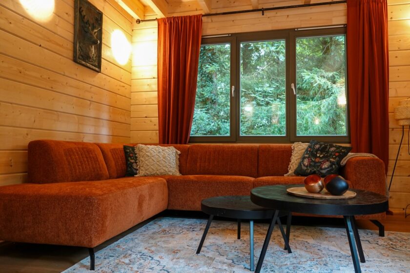 Natuurhuisjes in Drenthe - woonkamer van Jesse's Log Cabin in Norg