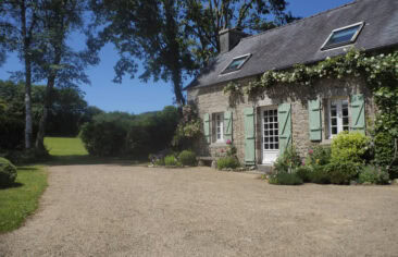 mooiste vakantiehuizen-in-Bretagne-zijaanzicht-LE-CLOITRE-SAINT-THEGONNEC