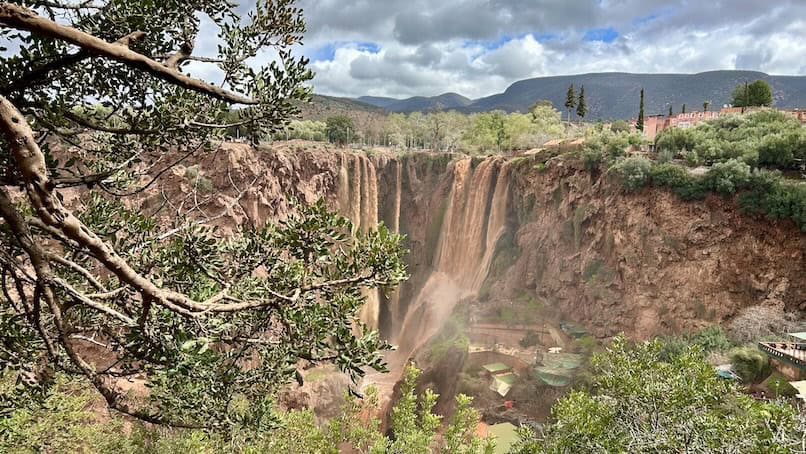Ouzoud watervallen na veel regenval oranje water