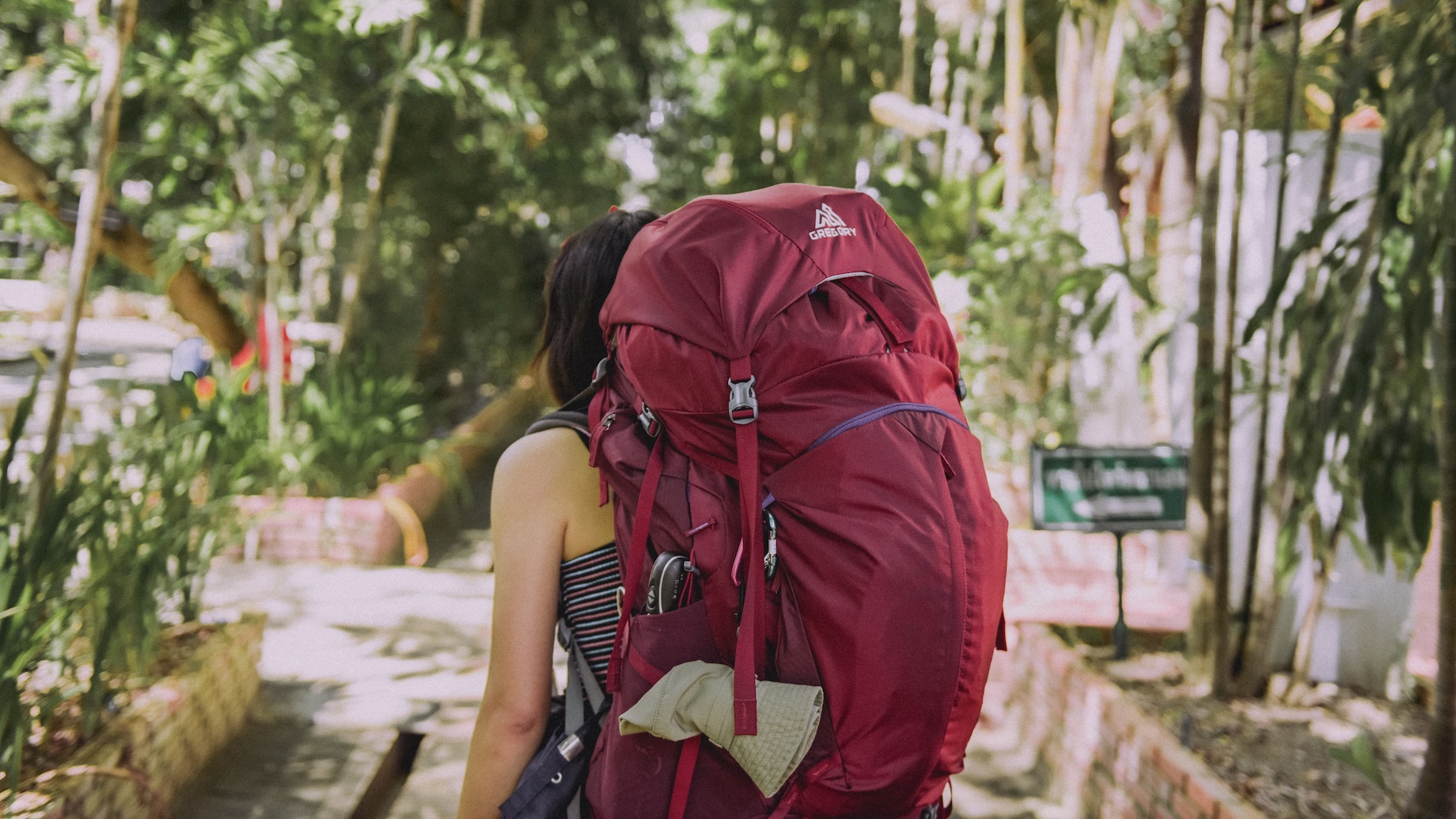 Backpack kopen - waar moet je op letten? Backpacken vrouw Azië