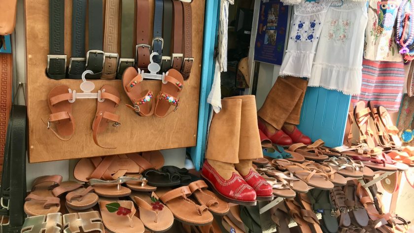Doen in Olympos op Karpathos: kijkje nemen bij de schoenmaker