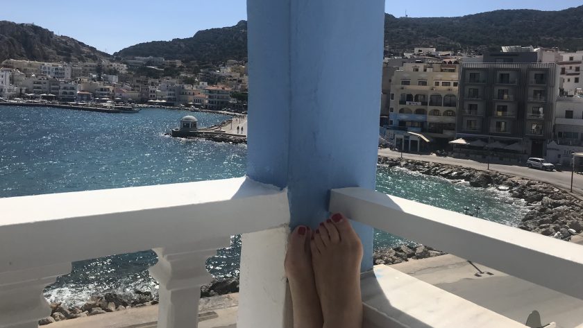 Pigadia Bay op Karpathos, balkon voeten