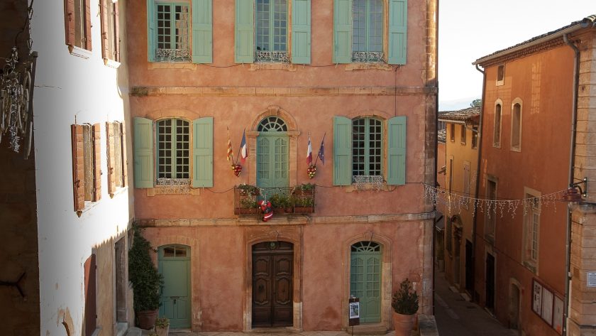 Rode huizen in het centrum van Roussillon in de Provence Frankrijk