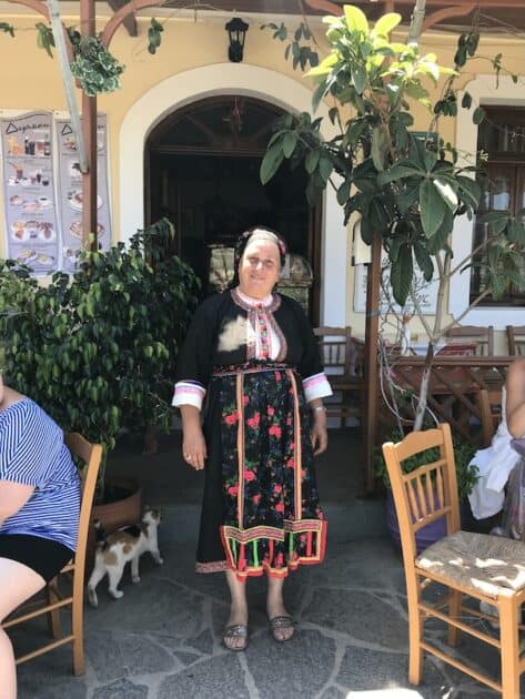 Dame in klederdracht in Olympos op Karpathos