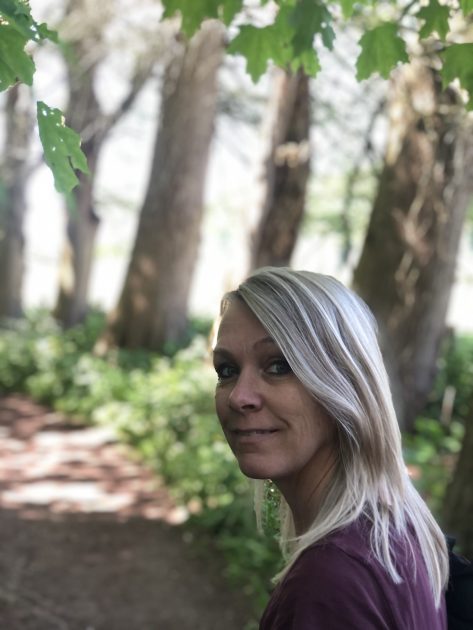 Landgoed Gooilust s Graveland Irene Hummel wandelt in het bos
