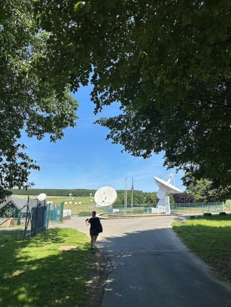 Wandelen van Maissin naar Redu in de zomer - Irene bij de esa in Redu