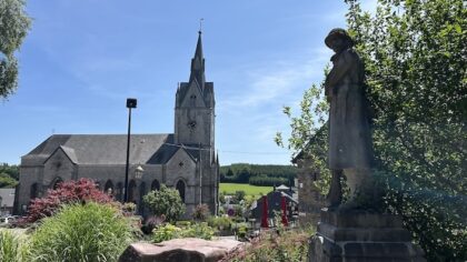 Wandelen van Maissin naar Redu in de zomer - de kerk van Redu