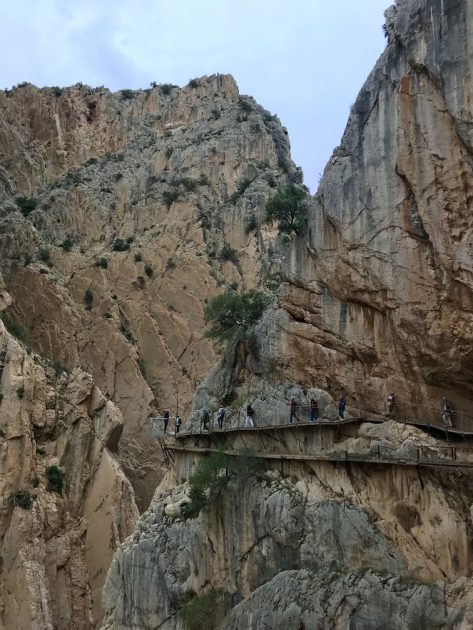 Wandelroute Caminito del Rey in Andalusië - pad langs de rotswand