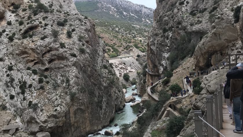 Caminito del Rey wandelroute uitzicht op het pad en de kloof beneden