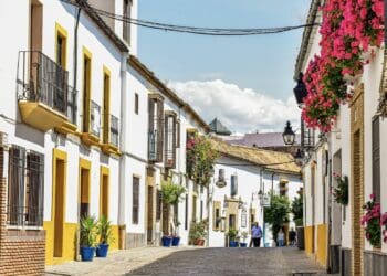 Córdoba Spanje, straat met bloemen banner