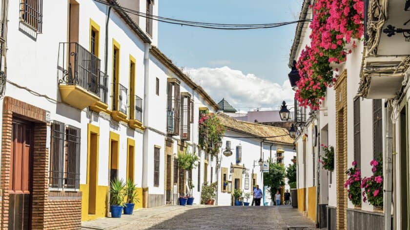 Córdoba Spanje, straat met bloemen banner