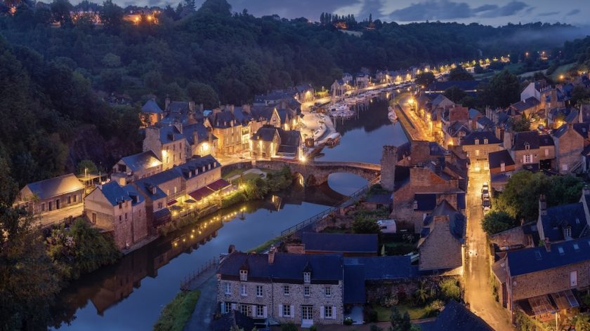 Mooiste plekken in Bretagne: Dinan in de avond, Frankrijk
