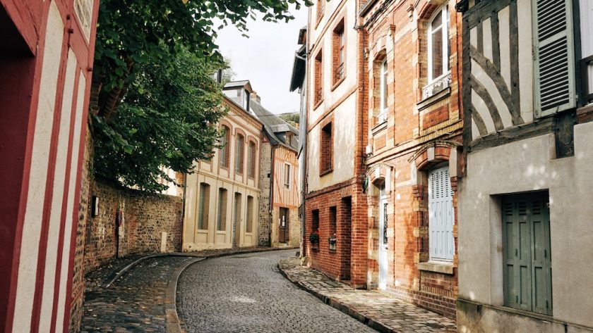 Kleurrijke huizen in de straten van Honfleur in Normandië Frankrijk