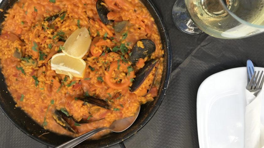 Typisch Spaanse gerechten - paella in Cádiz Spanje