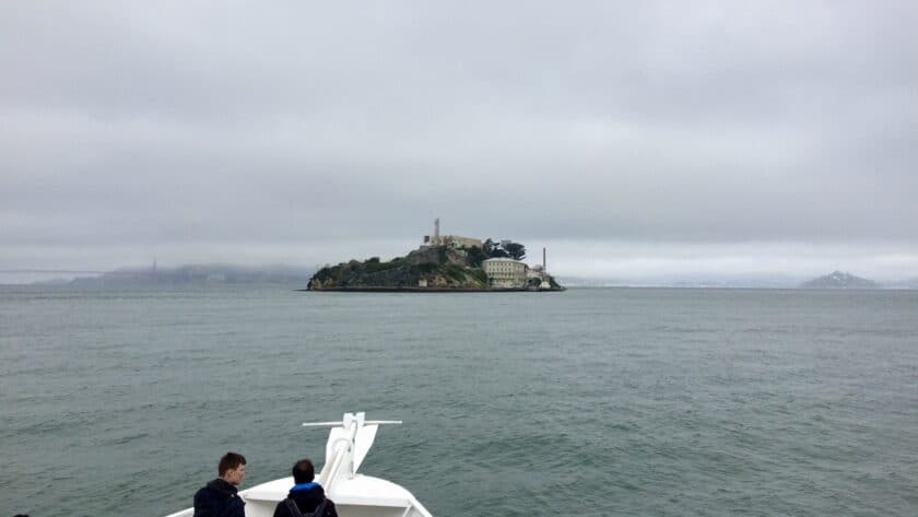 Alcatraz in San Francisco bezoeken - Alcatraz Island gezien vanaf de boot er naar toe