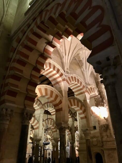 Mezquita in Córdoba, prachtige gekleurde bogen
