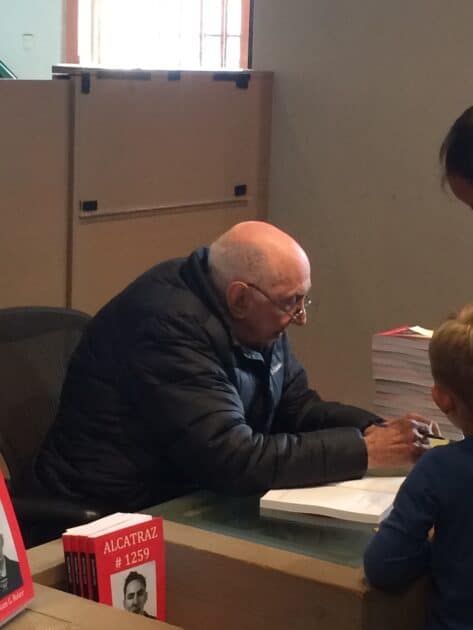 William Baker signeert boek Alcatraz