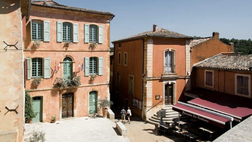 Roussillon in de Provence - Place de la Mairie met rode huizen