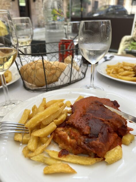 Eten in Noord-Spanje Bacalao a la vizcaína in Comillas