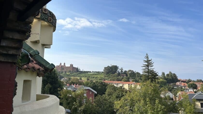 El Capricho de Gaudí, Comillas Spanje uitzicht uit het raam