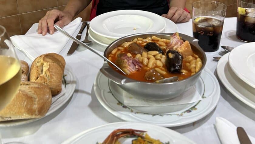 Gijón lunch Fabada Asturiana eten in Noord-Spanje