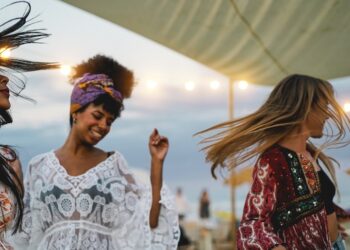 Badmode slim combineren beach party vrienden