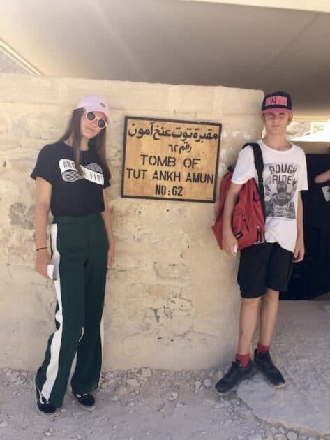 Vallei der Koningen in Luxor Mel en Boy bij tombe Toetanchamon