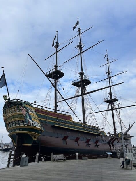 Scheepvaartmuseum in Amsterdam VOC-schip Amsterdam kade