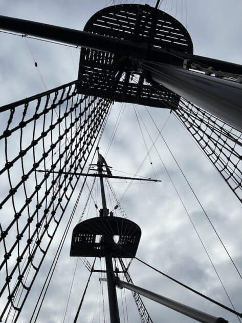 Scheepvaartmuseum in Amsterdam VOC-schip Amsterdam kraaienest